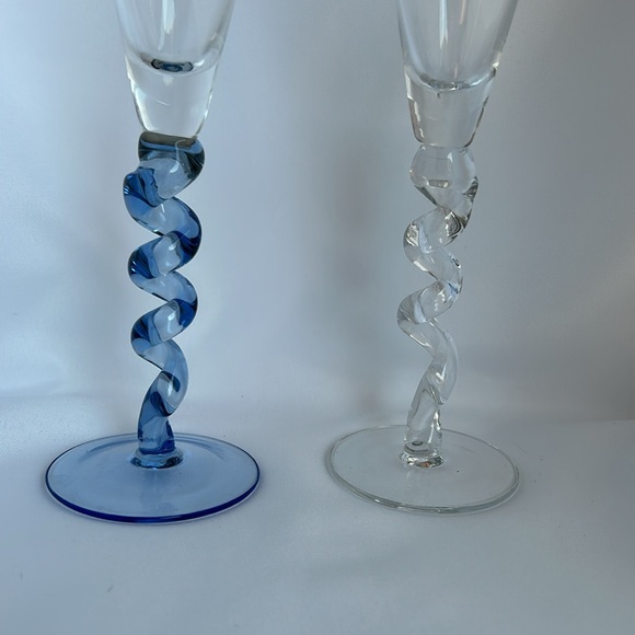 Vintage Set of 2 Hand Blown Champagne Flutes Swirl Stems 1-Blue 1- Clear 10.75”T - Picture 2 of 4